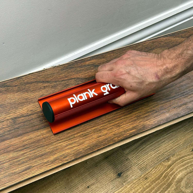 Laden Sie das Bild in Galerie -Viewer, Floor Fix Pro Plank Grabber Plank Grabber is a tool for fixing gaps in floating floors. It features a &quot;Magic Grip Strip&quot; that sticks to the plank you want to move using nano-suction and without leaving any sticky residue. Plank Grabber can be used to fix
