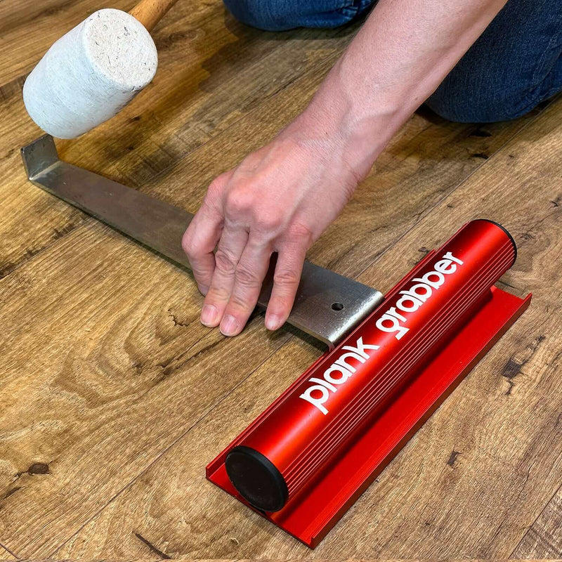 Laden Sie das Bild in Galerie -Viewer, Floor Fix Pro Plank Grabber Plank Grabber is a tool for fixing gaps in floating floors. It features a &quot;Magic Grip Strip&quot; that sticks to the plank you want to move using nano-suction and without leaving any sticky residue. Plank Grabber can be used to fix
