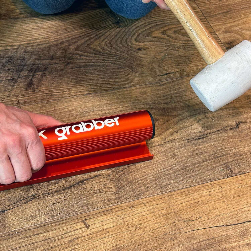 Laden Sie das Bild in Galerie -Viewer, Floor Fix Pro Plank Grabber Plank Grabber is a tool for fixing gaps in floating floors. It features a &quot;Magic Grip Strip&quot; that sticks to the plank you want to move using nano-suction and without leaving any sticky residue. Plank Grabber can be used to fix
